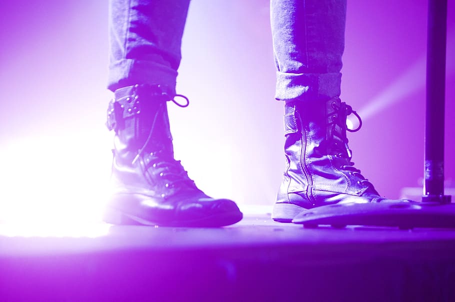 Person Wearing Lace Up Boots Standing on Stage, feet, glare, night, HD wallpaper