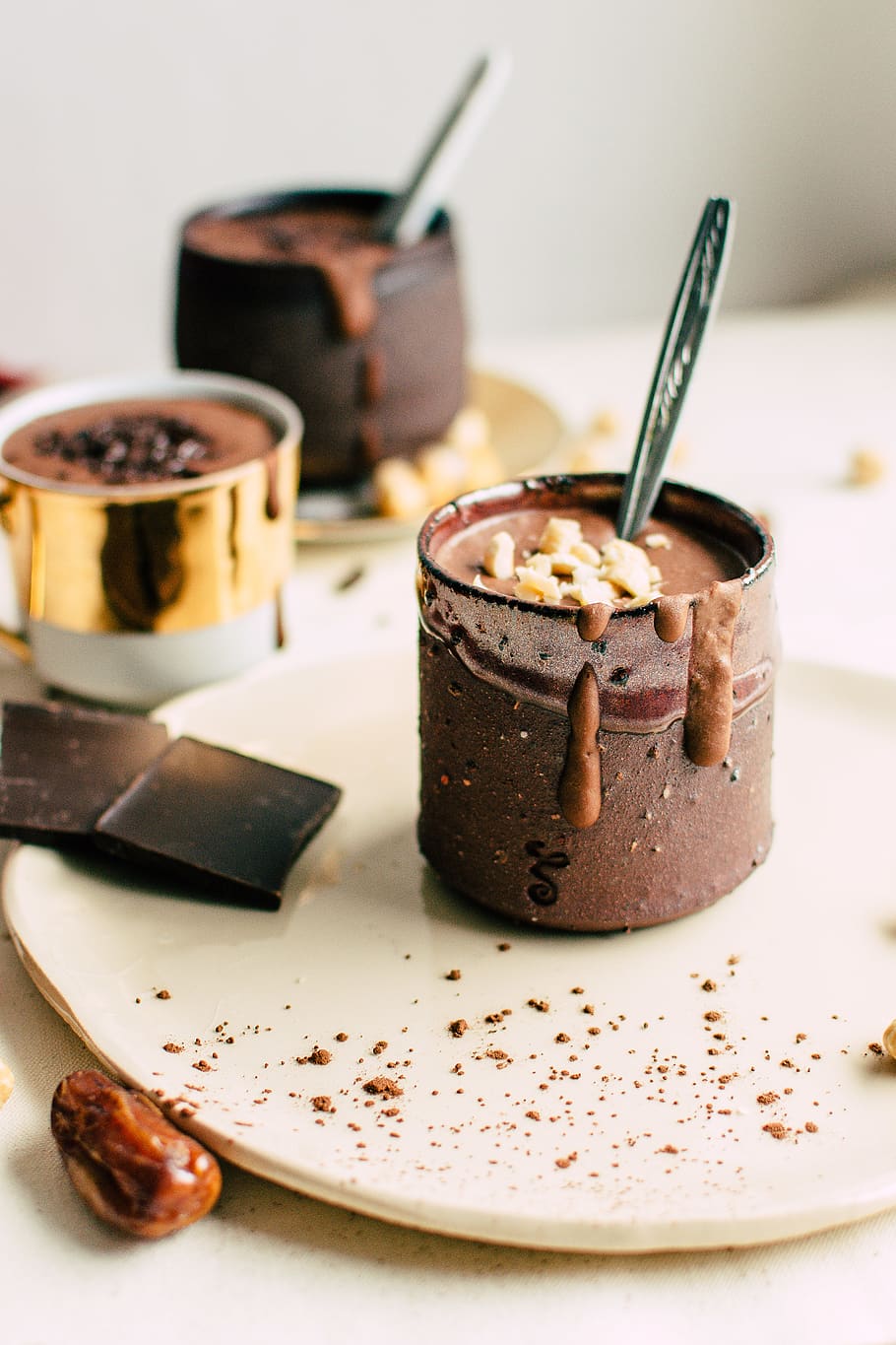 smoothies inside mug on white plate, food, dessert, chocolate HD wallpaper