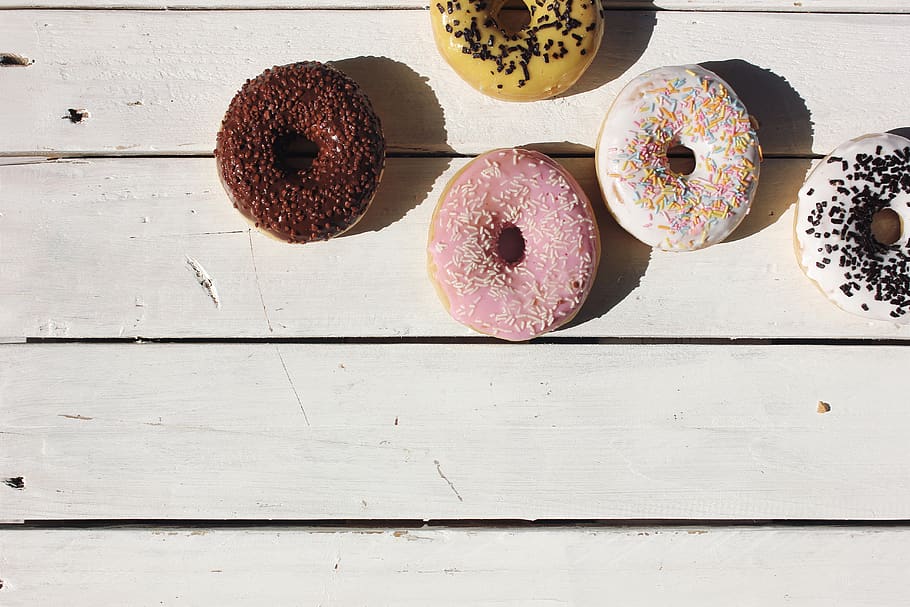 fie donuts, food and drink, wood - material, directly above, table HD wallpaper