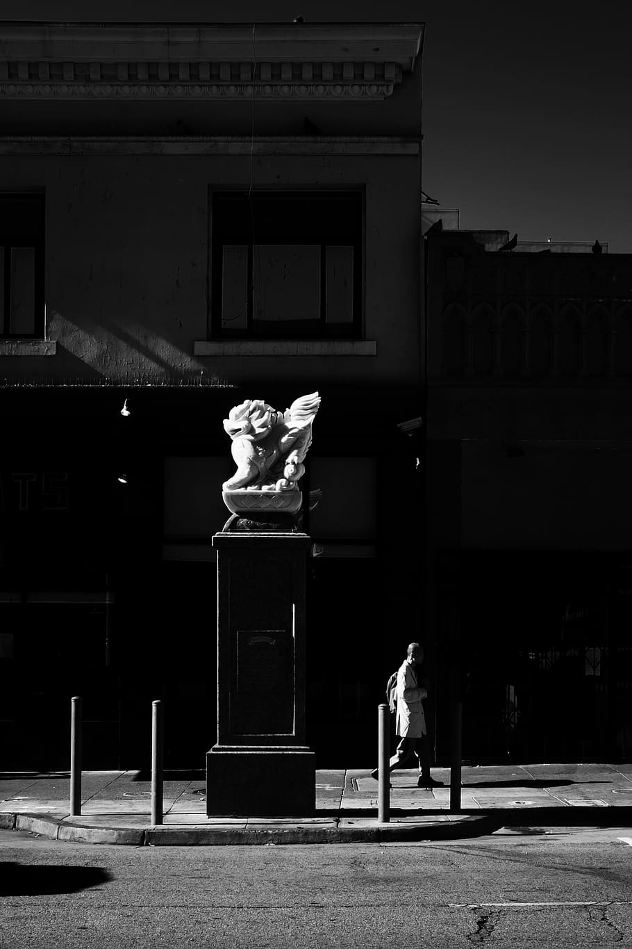 person walking on street, statue, city, sunlight, shadow, monochrome, HD wallpaper