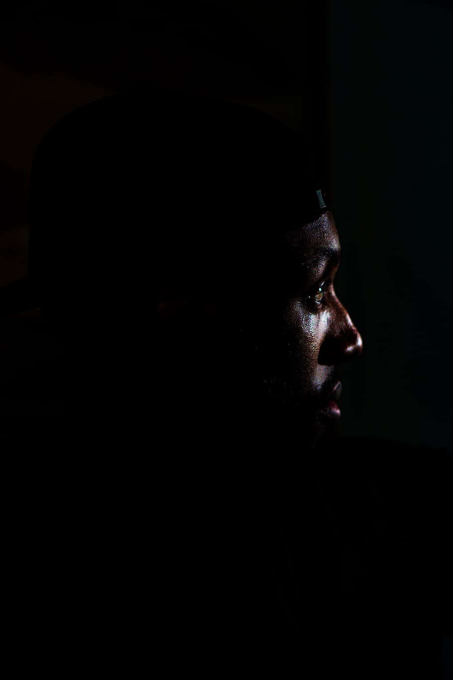 man facingside view, headshot, portrait, dark, one person, indoors HD wallpaper
