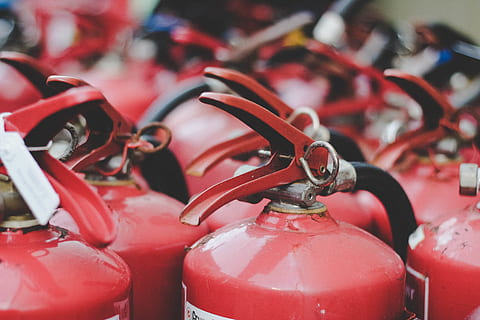 Red Fire Extinguisher Lot, blur, bright, close-up, colors, focus on foreground HD wallpaper