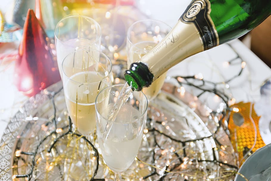 Celebration! Pouring champagne into glasses. Happy New Year! HD wallpaper