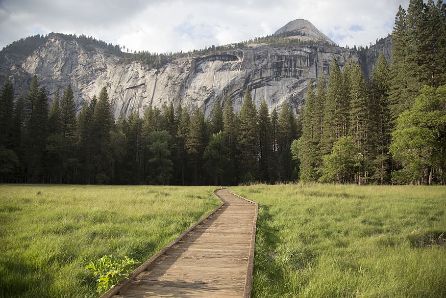 City near the mountains. Полют гора. Yosemite Valley. Штаты с гористой местностью. Unsplash 10000000.