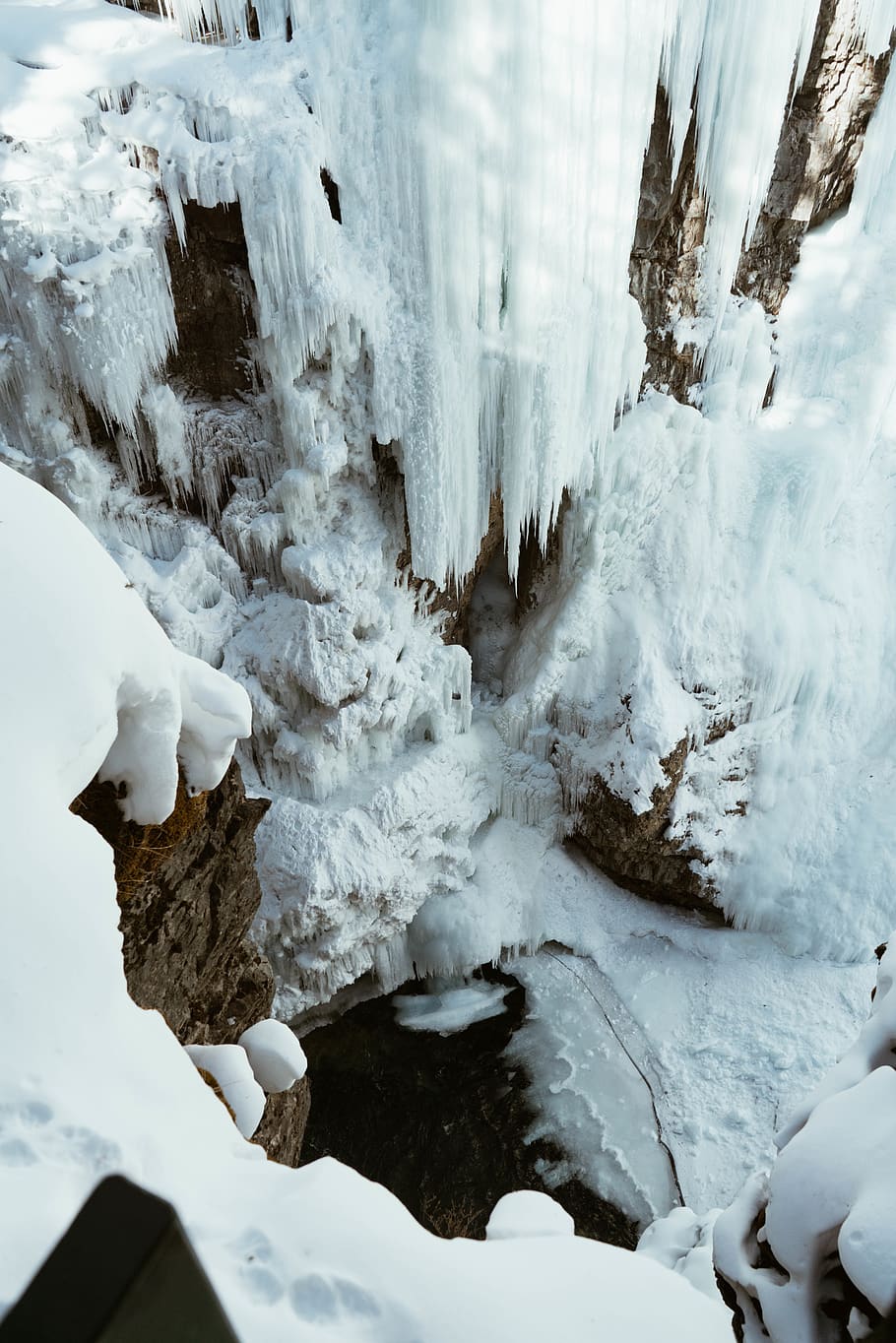 ice covered rocks during daytime, outdoors, nature, snow, sport HD wallpaper