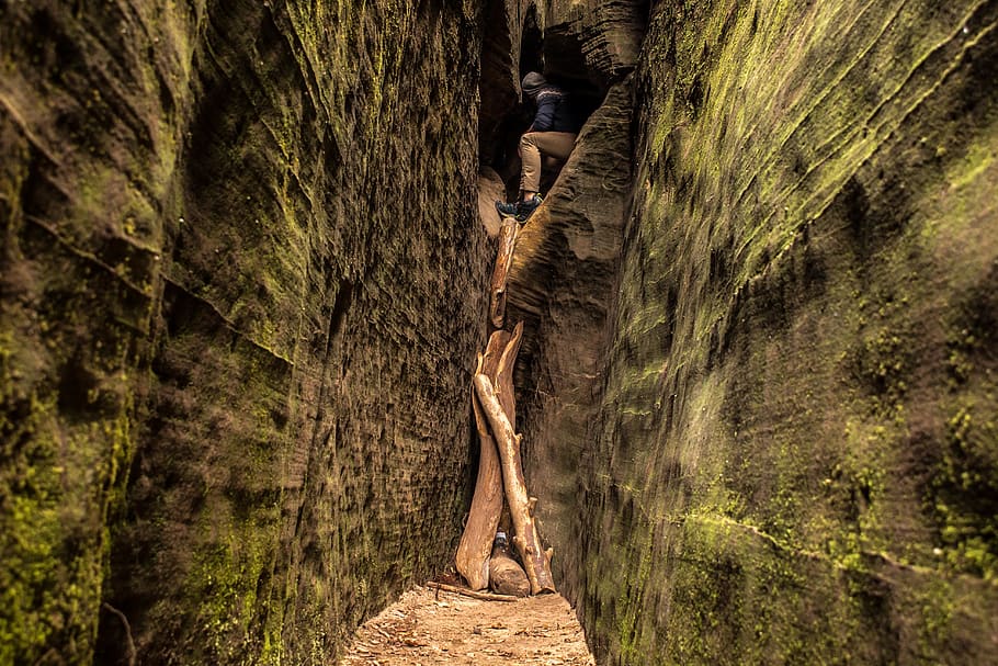 man inside cave between narrow pathway, nature, green, climb HD wallpaper