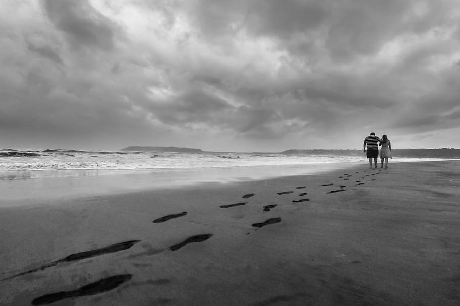 Grayscale Photo of Couple Walking on Seashore, beach, black and white HD wallpaper