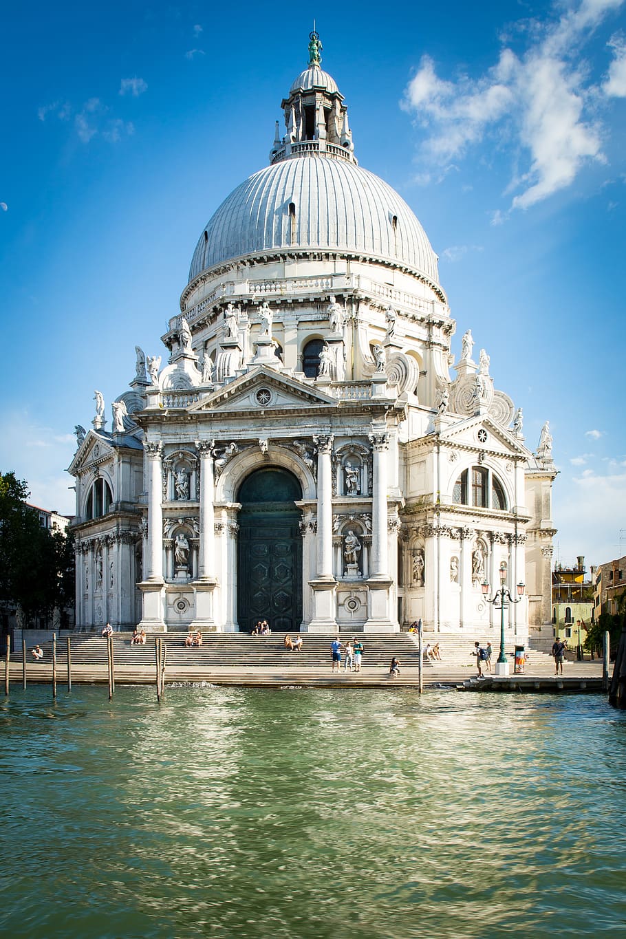 White Architectural Structure Beside Bodies of Water during Daytime HD wallpaper