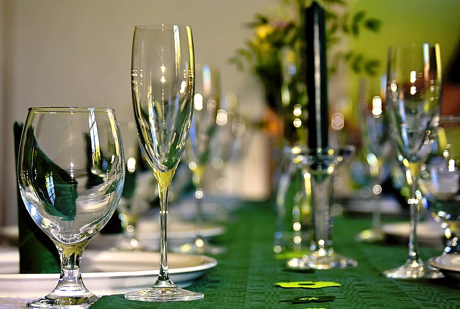 gedeckter table, board, tableware, glasses, plate, napkins HD wallpaper