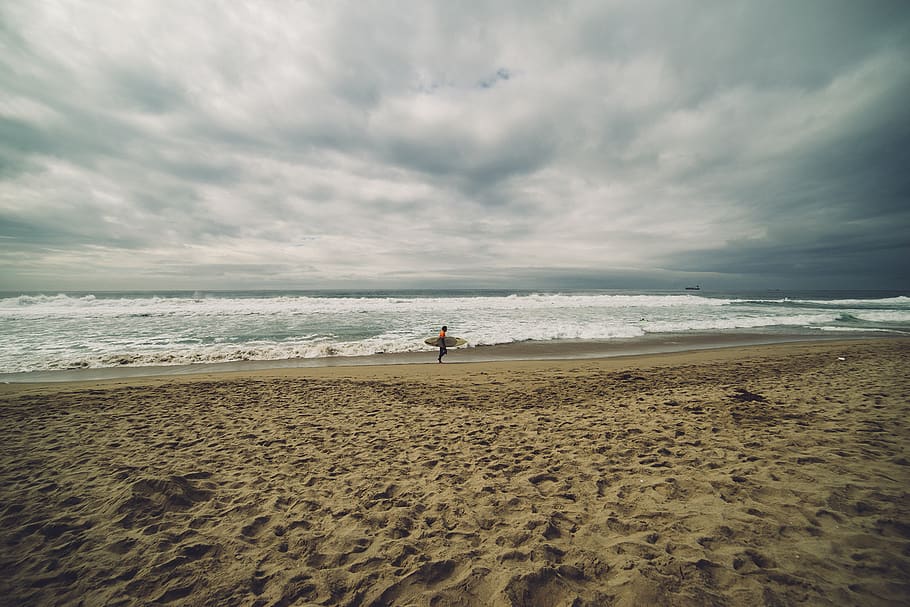 beach, sand, ocean, sea, waves, surfer, surfboard, cloudy, clouds HD wallpaper