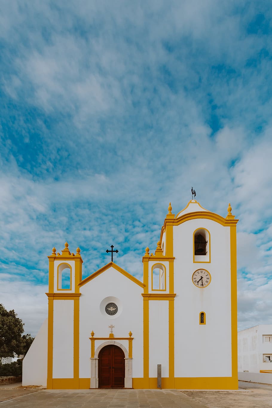 The church in the village of Luz in Lagos in the Algarve Region, Portugal, HD wallpaper