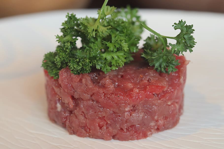 row meat on plate, food, food and drink, freshness, close-up HD wallpaper