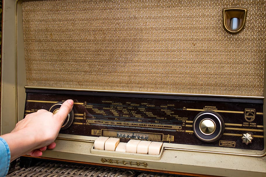 Старое радио послушаем. Радиоприемник Philips старые. Старое радио. Старый радиоприемник на стене. Philips oldradio.