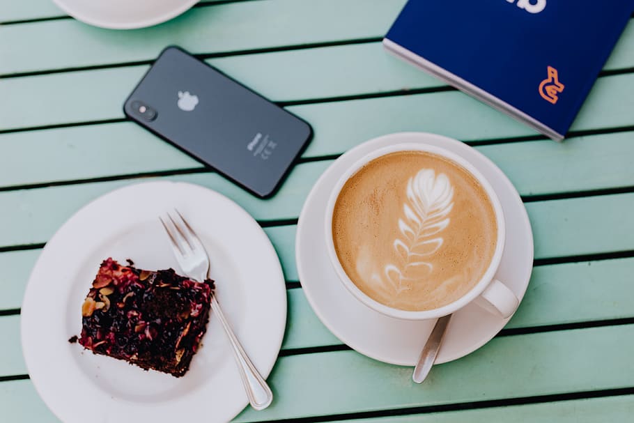 Drinking coffee and eating cake in a cafeteria, retaurant, lunch HD wallpaper