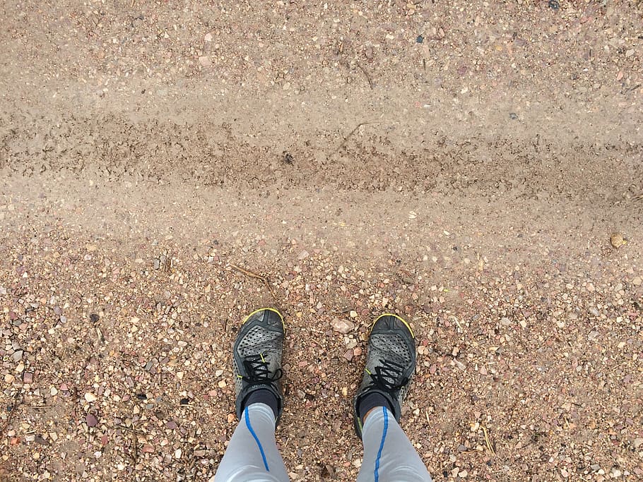 Muddy shoes. Следы грязной мокрой обуви. Дорога и ботинки на переднем плане фото. Road Gravel Flare-out Bended”.