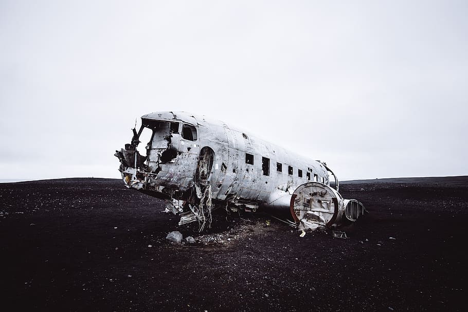 wrecked gray military airplane, icelandic, beach, sand, black HD wallpaper