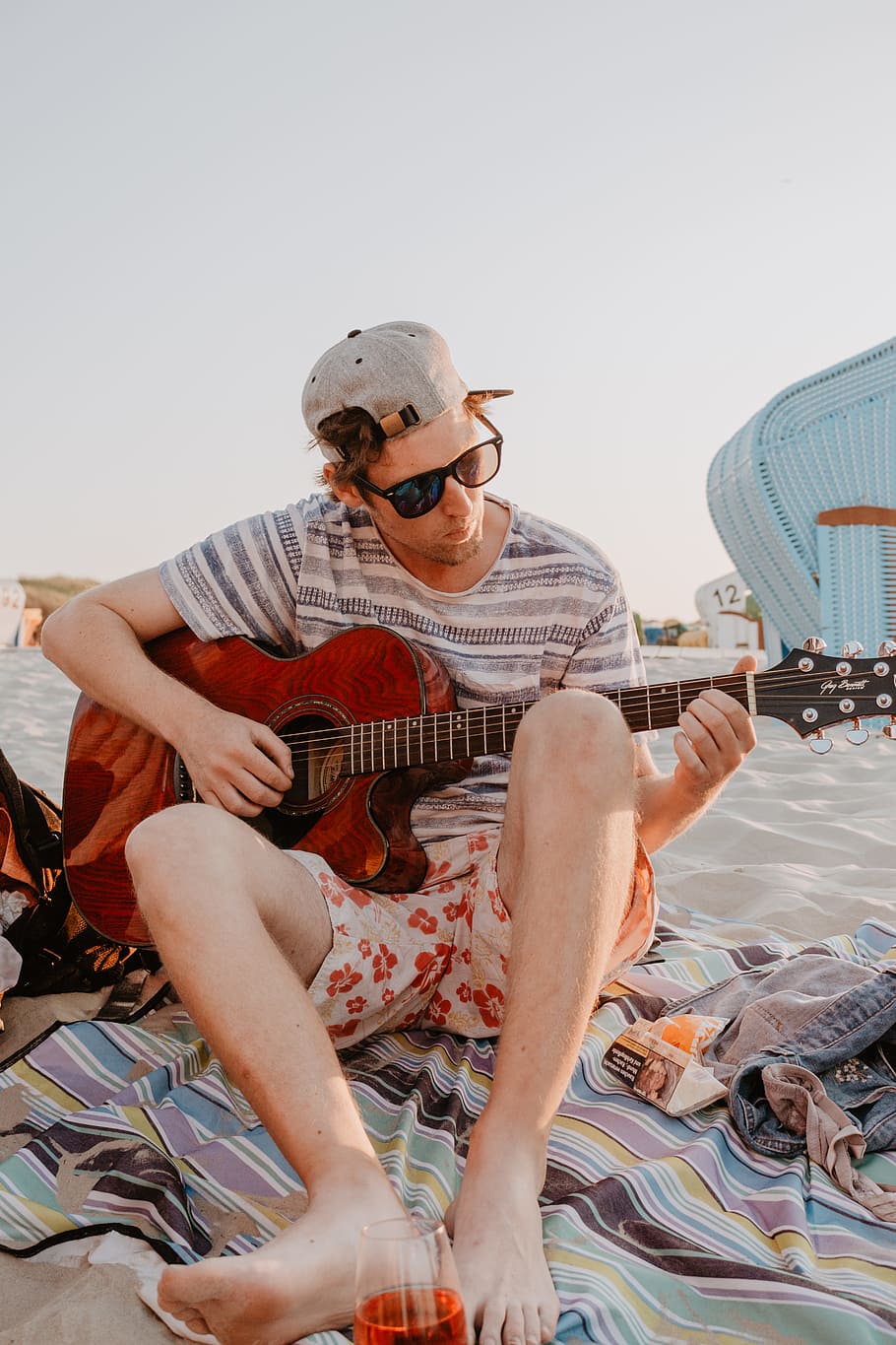 man wearing gray tee shirt holding red guitar, playing, musician, HD wallpaper