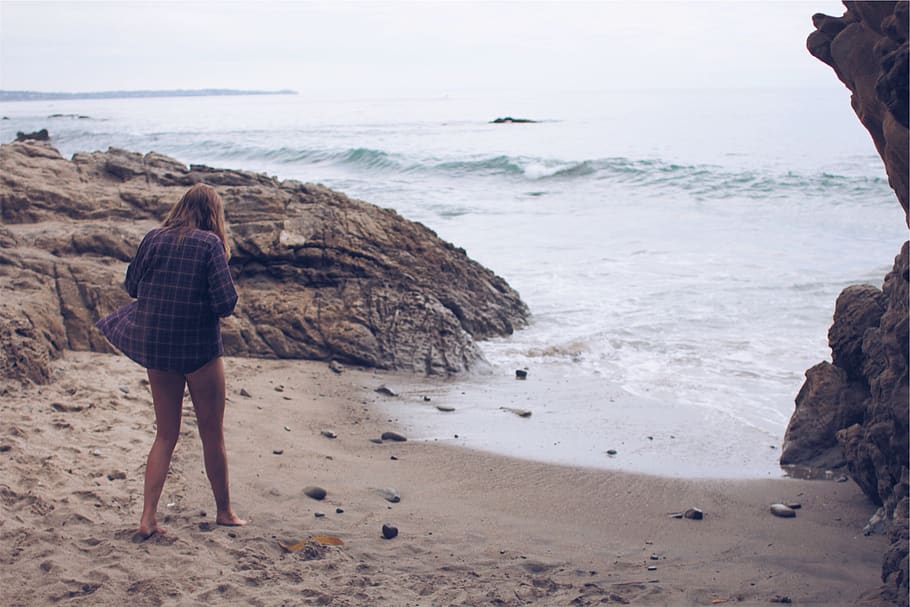 beach, sand, water, waves, shore, young, girl, people, plaid HD wallpaper