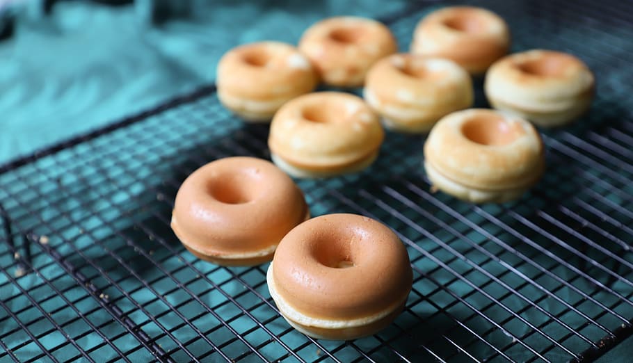 Mini Donuts on Black Grille, baked, baking, bread, delicious HD wallpaper