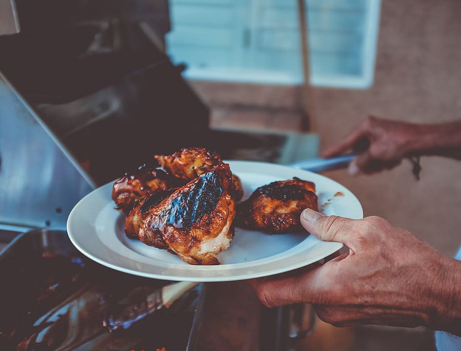 fried chickens on plate, bbq, meat, barbecue, grill, hand, holding HD wallpaper