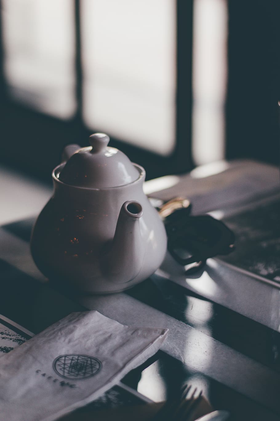 white ceramic teapot on table, pottery, india, new delhi, cafe we HD wallpaper