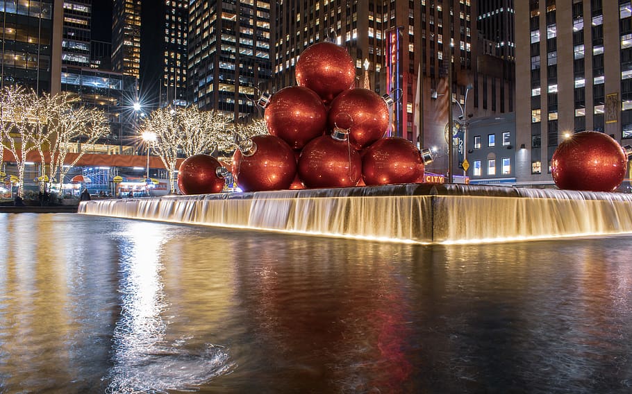 red Christmas baubles water fountain, newyorkphotography, christmasphotography, HD wallpaper