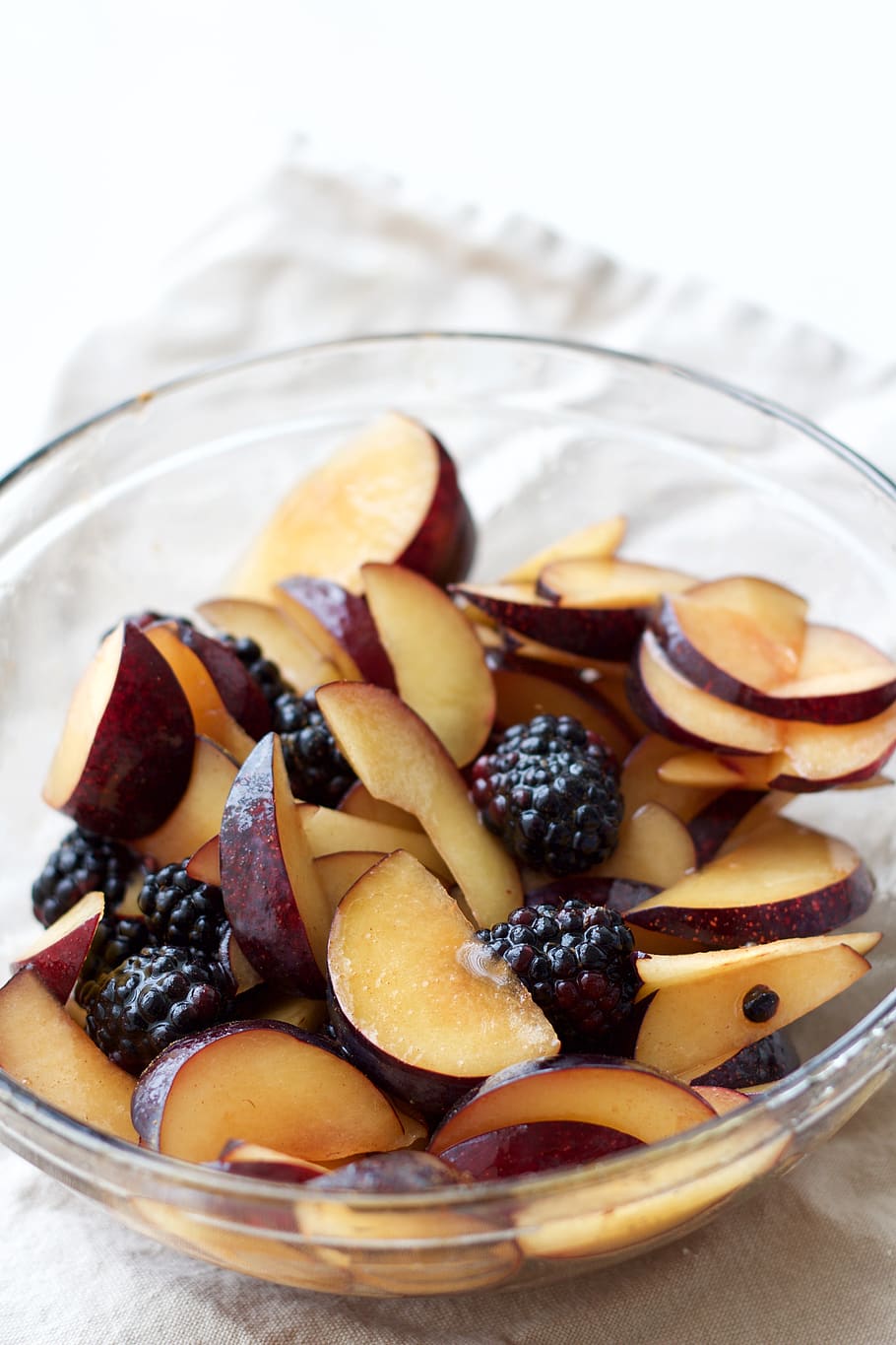 canada, ottawa, peaches, fruit, bowl, white, blackberry, food HD wallpaper