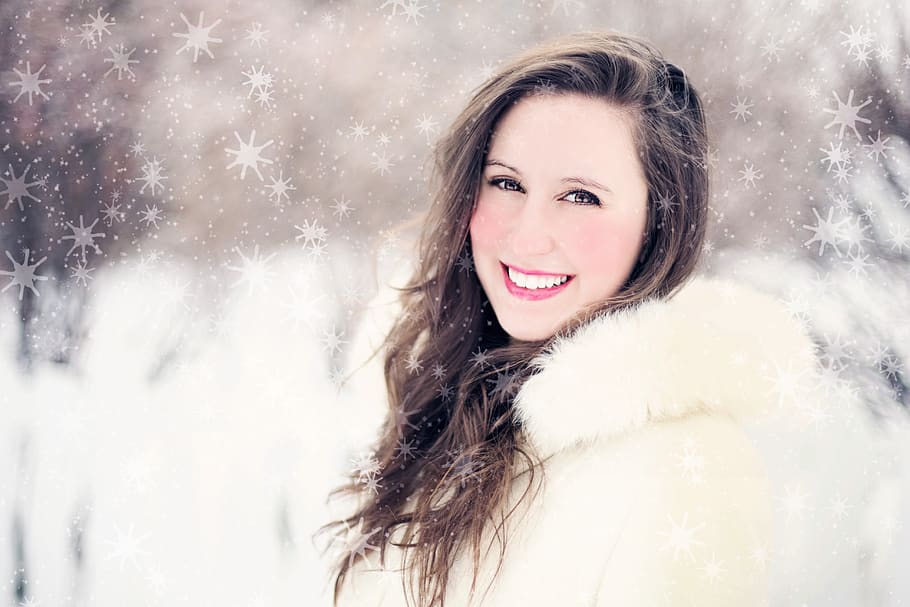 Woman in White Furred Jacket Smiling in Front, beautiful, brunette HD wallpaper