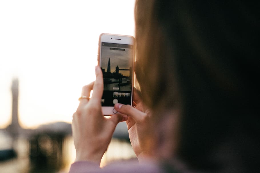 Person Taking a Photo of London Bridge, blur, camera, close-up HD wallpaper
