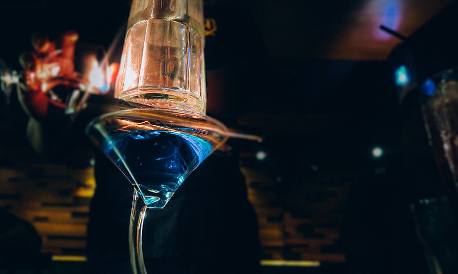 drink, drinks, glass, alcohol, macro, focus on foreground, indoors HD wallpaper