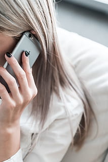 Woman Calling on Smartphone, business, call centre, call operator HD wallpaper