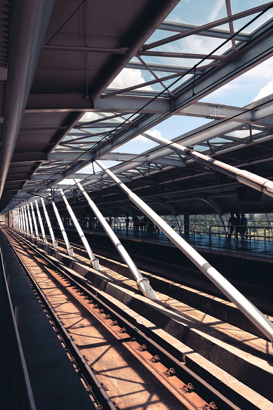 Brown Railway, architectural design, architecture, commuters HD wallpaper