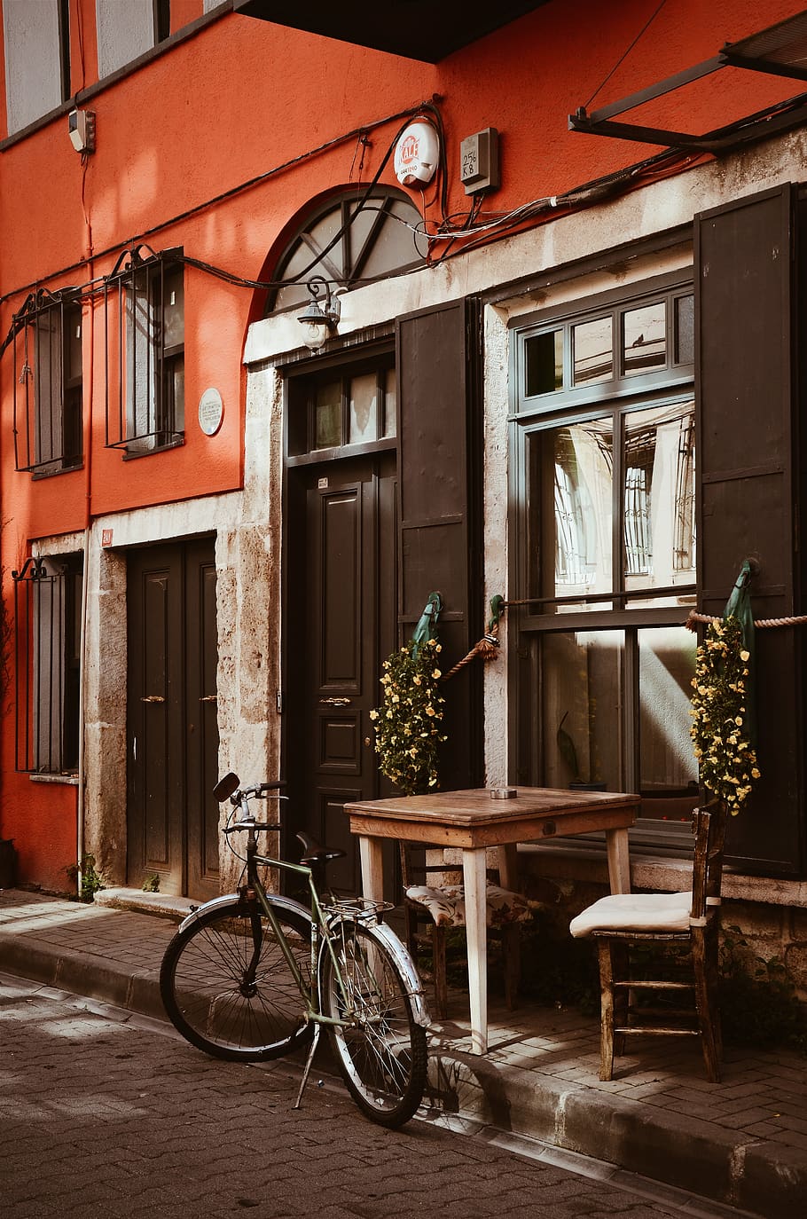 Gray Bike Near Table, architecture, bicycle, building, daylight HD wallpaper