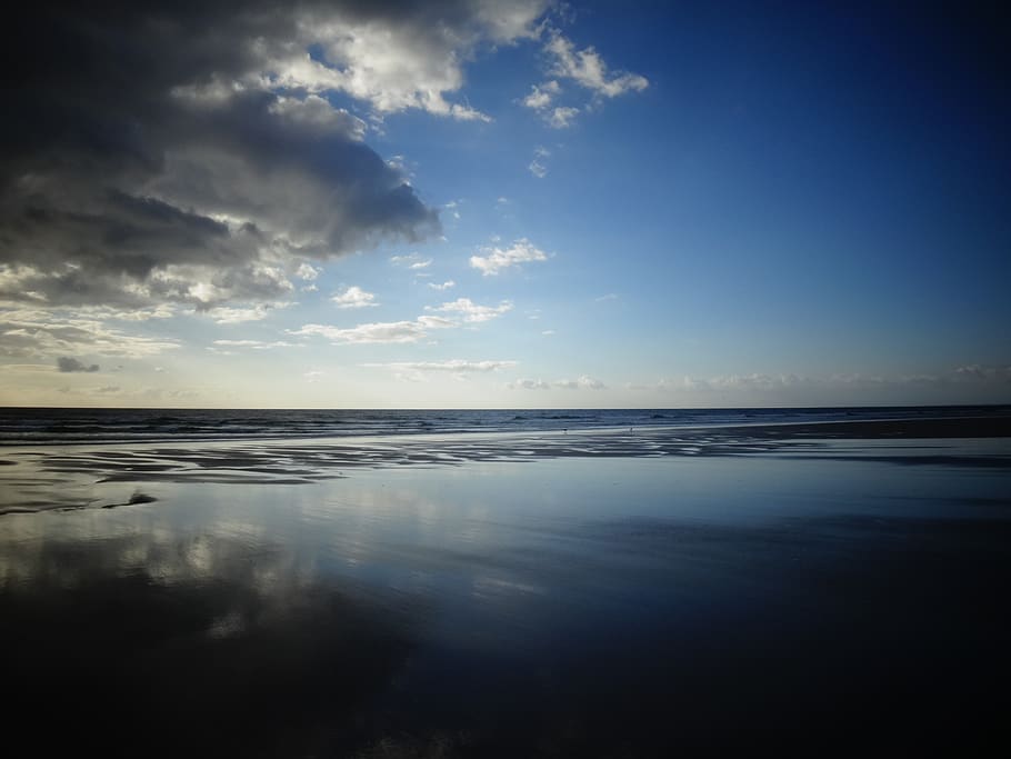 Selective Color Photography of Ocean Overlooking the Horizon Under Blue Sky during Daytime HD wallpaper