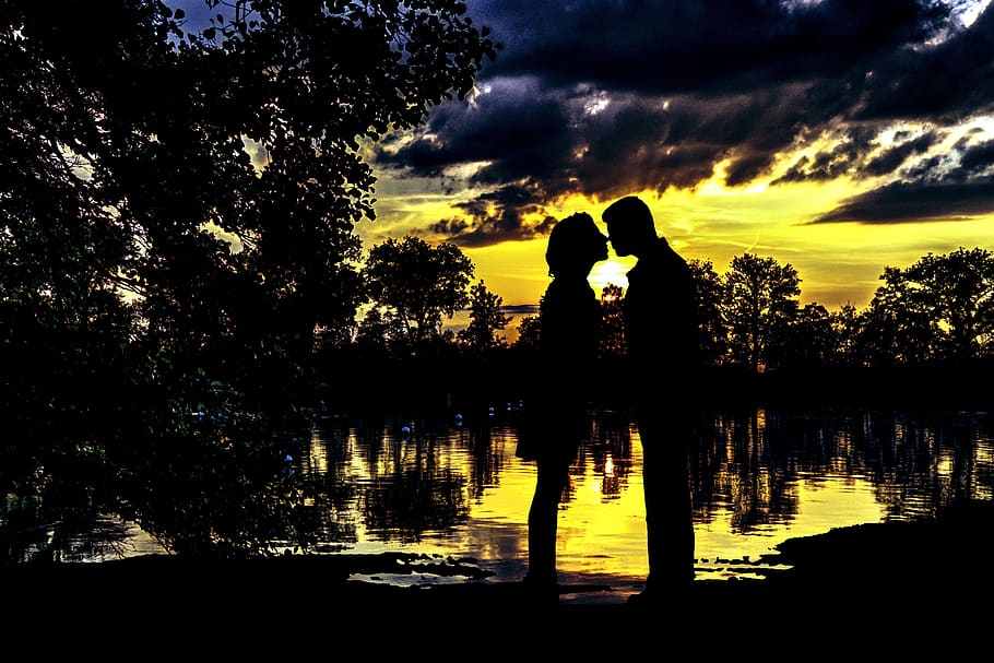 sunset, sunrise, couple, romance, silhouette, love, kiss, sweet HD wallpaper