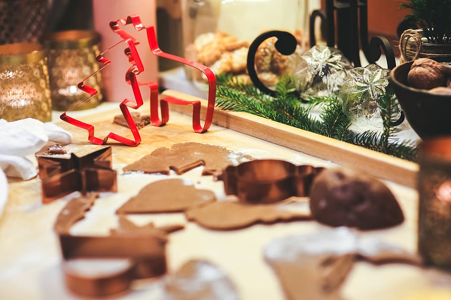 Making Gingerbread Cookies. Christmas Cookie Cutters., bakery HD wallpaper