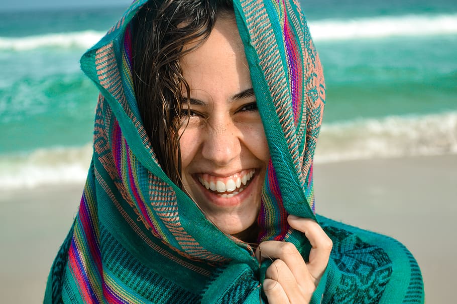sea, beach, girl, portrait, smile, natural, headshot, smiling HD wallpaper