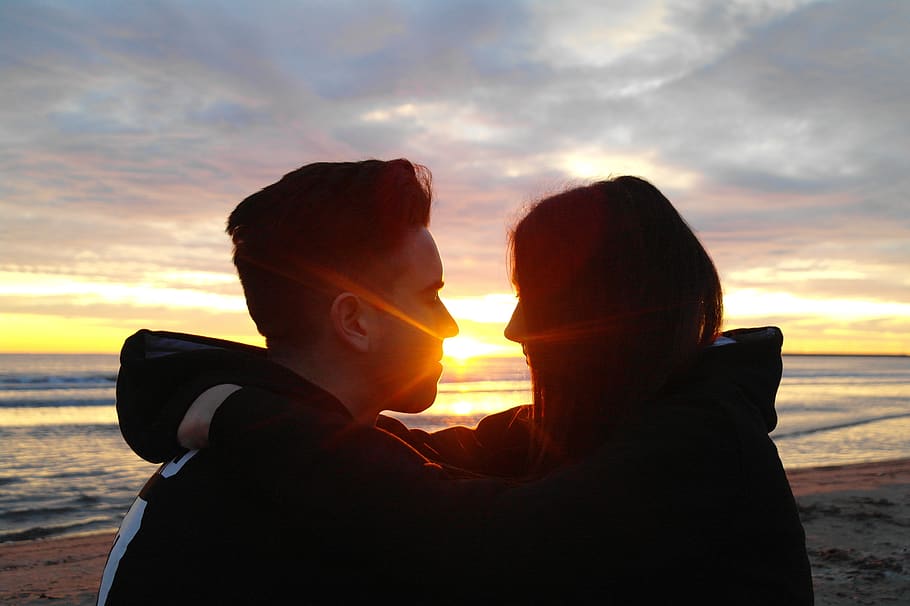 love, dawn, beach, look, relationship, sun, sea, couple, horizon HD wallpaper