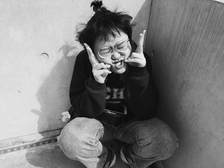 happy, sunshine, grimace, grey, black and white, street, real people HD wallpaper