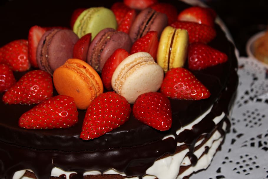 macarons, strawberry cake, chocolate icing, sweet, dessert, HD wallpaper