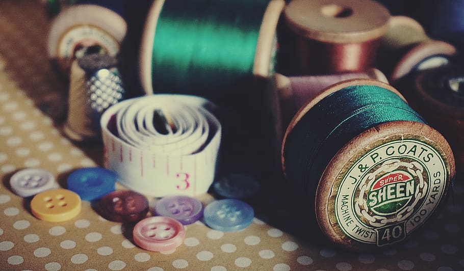 Sewing Kit Close-up Photography, arts and crafts, bobbin, buttons, HD wallpaper