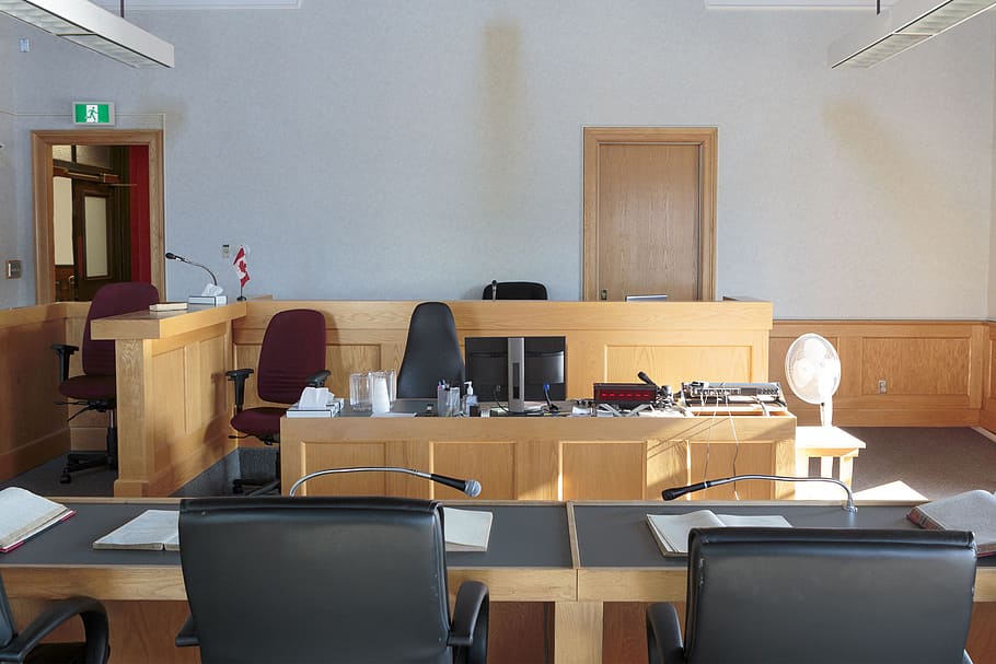 View of a courtroom with judge and lawyers bench, witness, empty, HD wallpaper