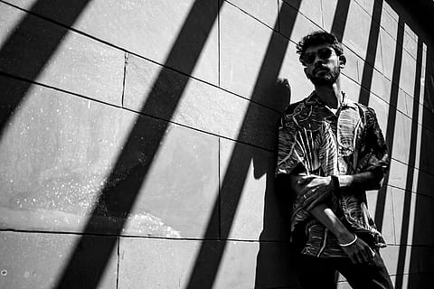 Man Leanning
 on Wall, beard, black and white, casual, close-up HD wallpaper