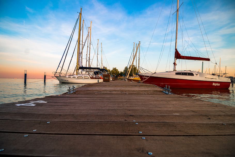 still, items, things, yachts, boats, dock, pier, wood, water HD wallpaper