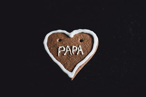 Heart-shaped Baked Cookie With Papa Written Name, black background HD wallpaper