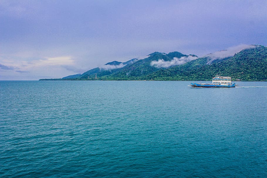 Blue and White Yacht on Teal Sea Near Green Mountain, background HD wallpaper