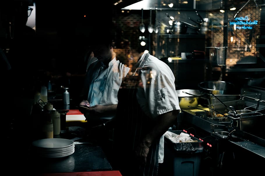 man wearing apron, food and drink, real people, business, restaurant HD wallpaper