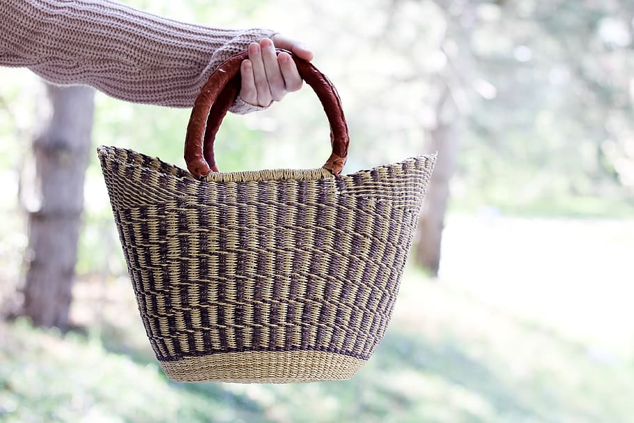 bag, straw bag, focus on foreground, hand, close-up, human hand HD wallpaper