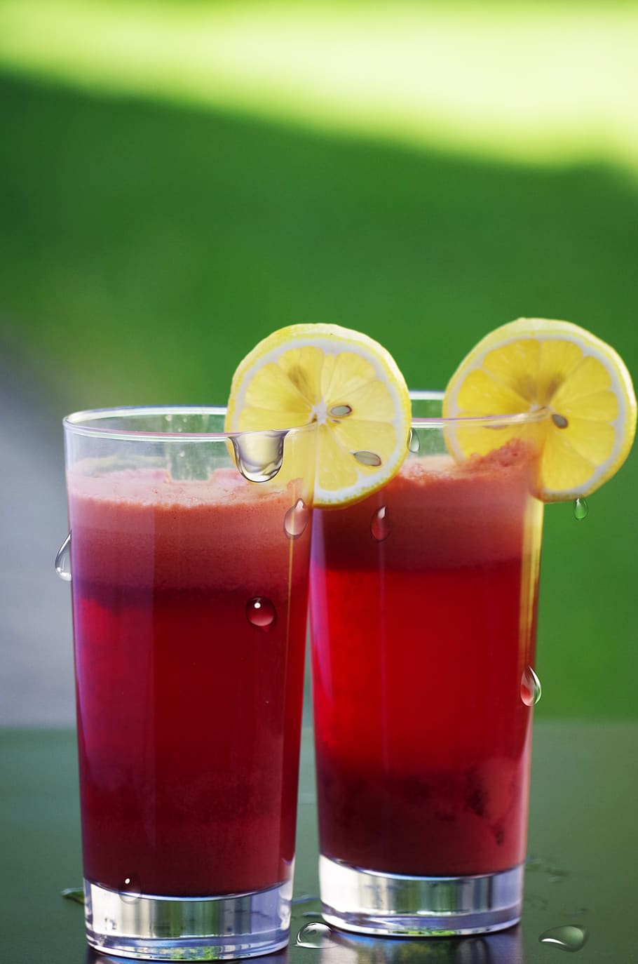 Clear Drinking Glass Filled With Red Liquid With Sliced Lemon HD wallpaper
