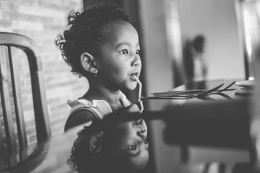 Black and white children. Дружба чернокожих и белых. Дети серо черные фото. Картинки серых тонах конкурс дети. Фото на обои серые с детьми.